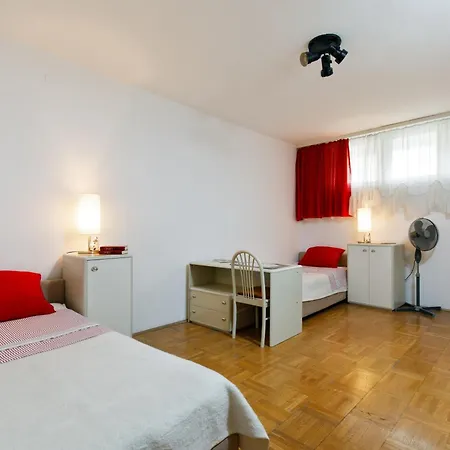 Spacious 2-bedroom Near Center - Nata Lägenhet *