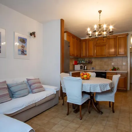 Apartman Spacious 2-bedroom Near Center - Nata *