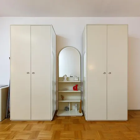 Apartman Spacious 2-bedroom Near Center - Nata