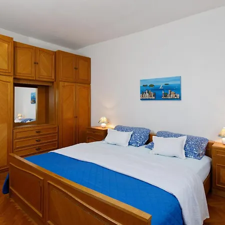 Spacious 2-bedroom Near Center - Nata Apartman *